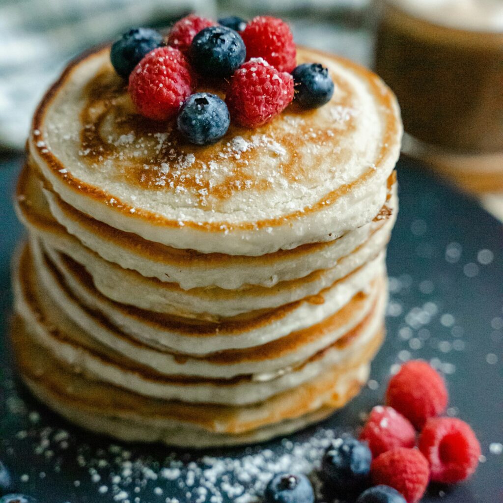 Petit-déjeuner riche en fer : pancakes à la farine de millet et aux fruits rouges