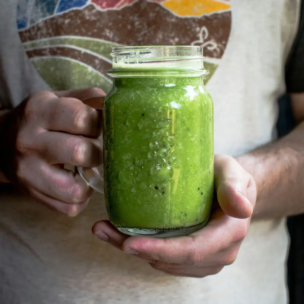 Petit-déjeuner riche en fer : smoothie épinards, kiwis et pommes