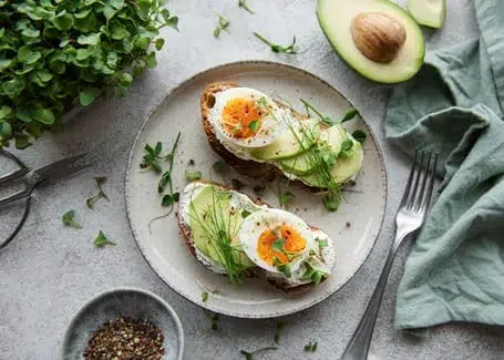 Petit-déjeuner riche en fer : toast à l'oeuf et à l'avocat